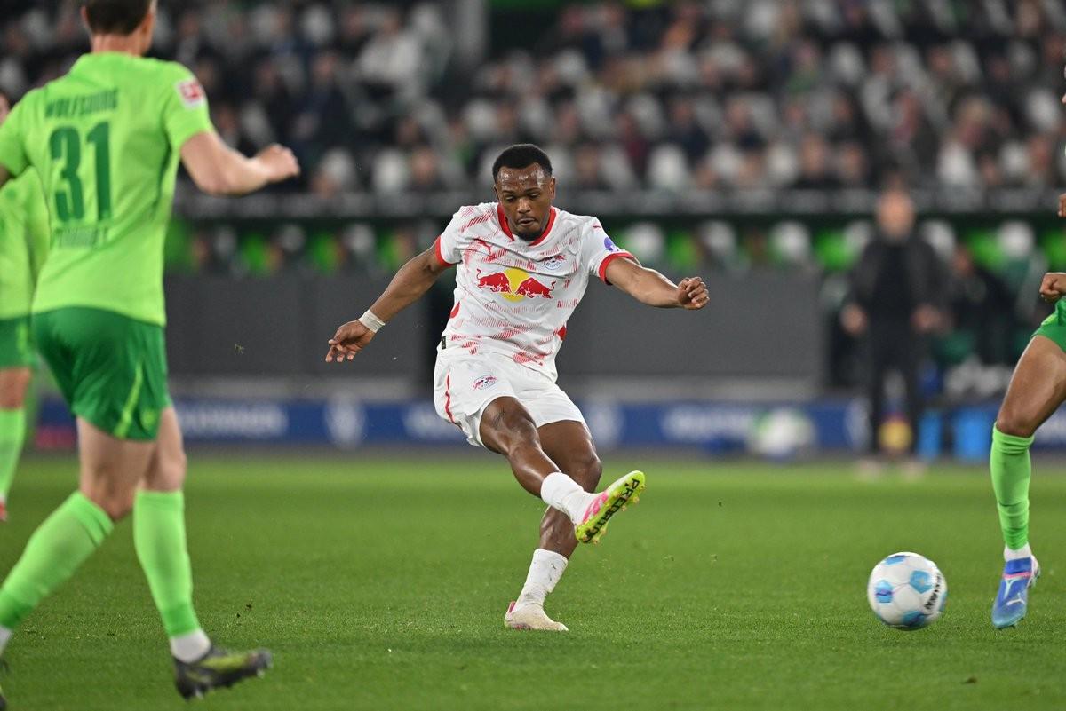 记者：因雅克松交易存疑，拜仁在考虑租借莱比锡前锋奥蓬达